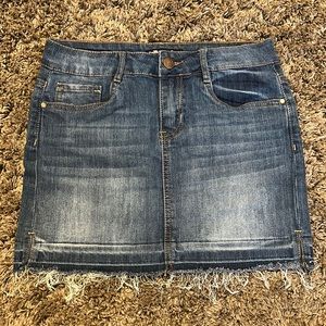 Super cute jean skirt !!